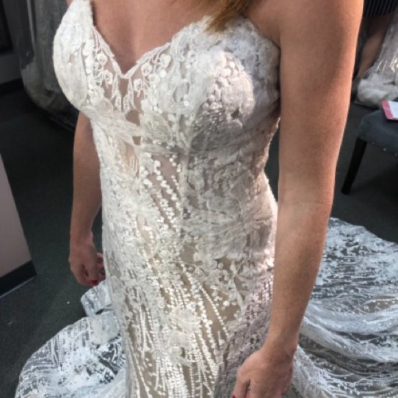 Stunning Allure Bridal Mermaid Lace Gown - Picture 2 of 9